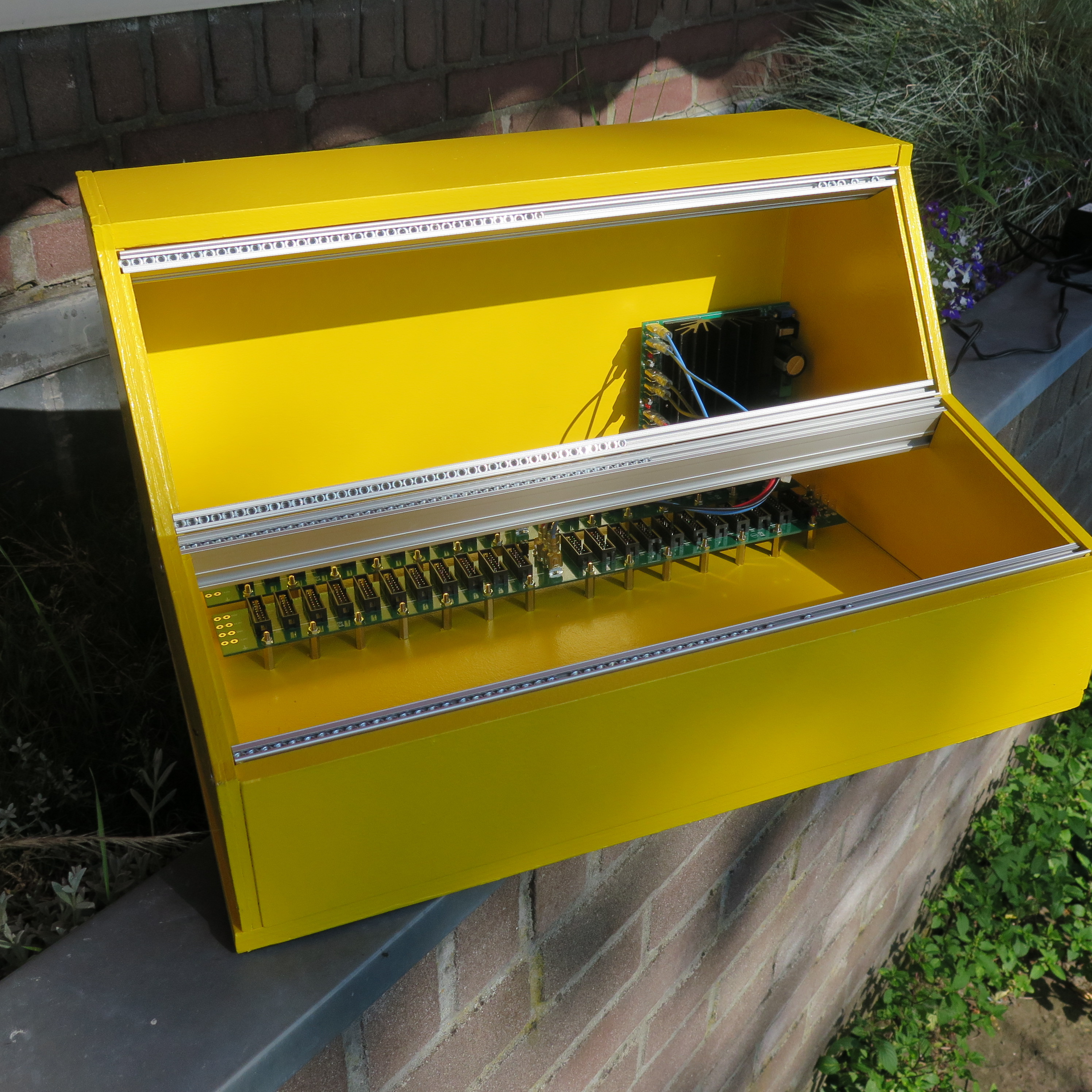 Een gele kist voor een Eurorack synthesizer